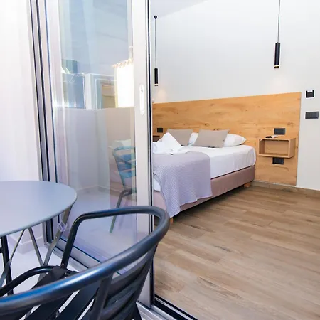 Lunar Modern Boutique 4* הרסוניסוס