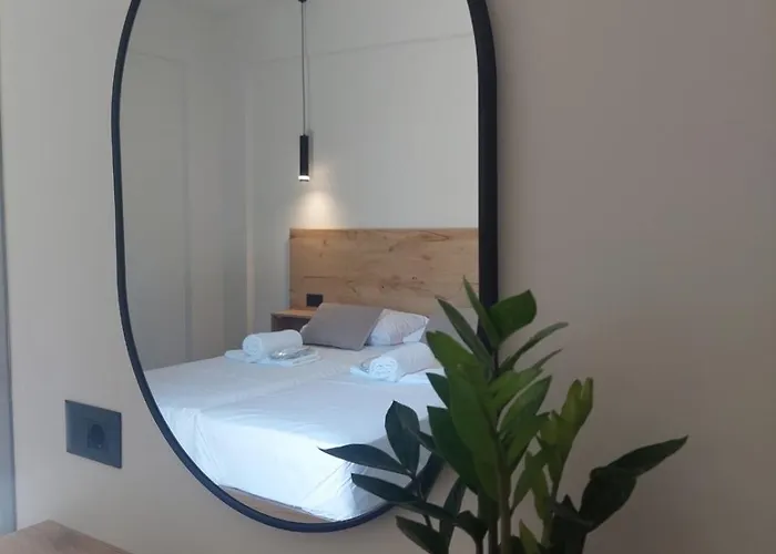 Lunar Modern Boutique מלון