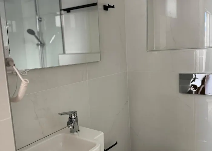 Lunar Modern Boutique מלון הרסוניסוס