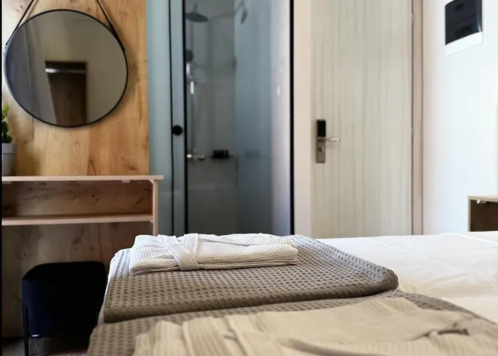 Lunar Modern Boutique 4* הרסוניסוס