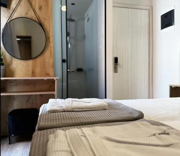 Lunar Modern Boutique מלון 4*