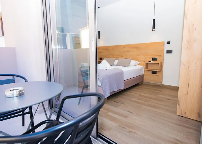 Lunar Modern Boutique 4* הרסוניסוס