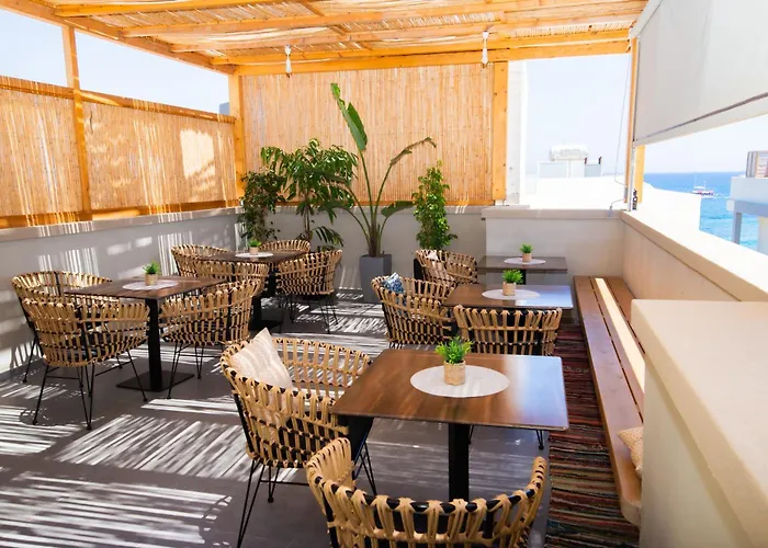 Lunar Modern Boutique 4* הרסוניסוס