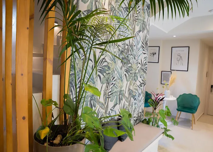 Lunar Modern Boutique מלון הרסוניסוס