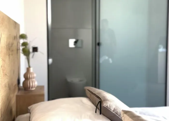 Lunar Modern Boutique מלון הרסוניסוס