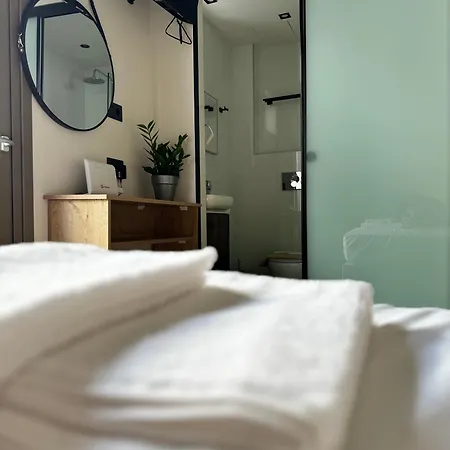Lunar Modern Boutique מלון 4*
