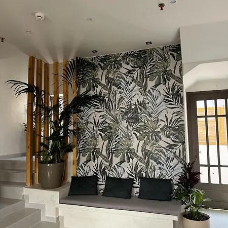 Lunar Modern Boutique Готель 4*