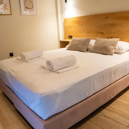 Готель Lunar Modern Boutique 4*