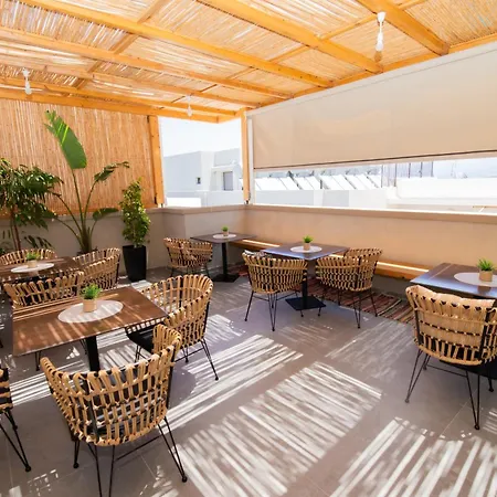 Lunar Modern Boutique Готель